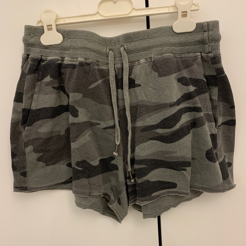 SPLENDID CAMO SHORTS 💚🖤